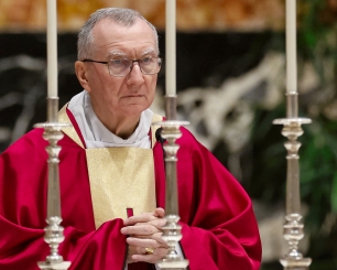 Kardinal Parolin feirer messe i Peterskirken.  